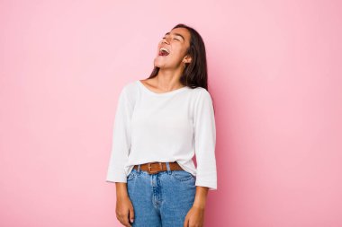 Genç melez Hintli kadın gevşemiş ve mutlu kahkahalar atıyor, boynunda dişler var..