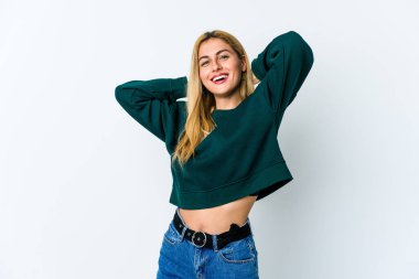 Beyaz arka planda izole edilmiş genç sarışın kadın kollarını uzatıyor, rahat pozisyonda..