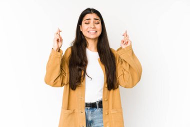 Mor arka planda izole edilmiş genç Hintli kadın şans dilemek için şans diliyor.