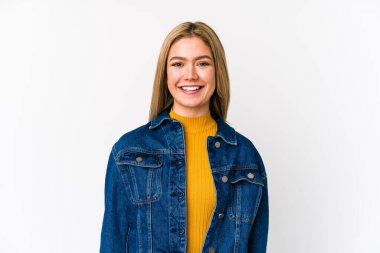 Genç, sarışın, beyaz kadın mutlu, güler yüzlü ve neşeli..