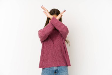 Beyaz arka planda izole genç beyaz kadın iki kolu çapraz tutuyor, inkar kavramı.