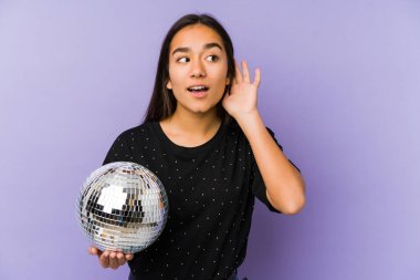 Genç Asyalı bir kadın bir balo düzenliyor. Bir dedikoduyu dinlemeye çalışıyor..