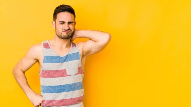 Kafkasyalı genç adam sarı fırında izole edilmiş, sabit yaşam tarzından dolayı boyun ağrısı çekiyor..