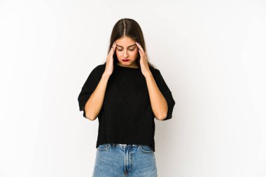 Beyaz arka planda izole edilmiş genç beyaz kadın tapınaklara dokunuyor ve baş ağrısı çekiyor..