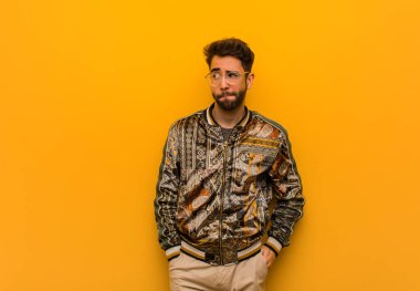 Genç havalı adam bir fikir düşünüyor.