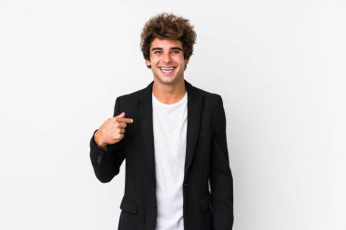 Beyaz arka planda yaşayan beyaz tenli bir iş adamına karşı gömlek fotokopi alanını gösteren, gururlu ve kendinden emin bir adam.