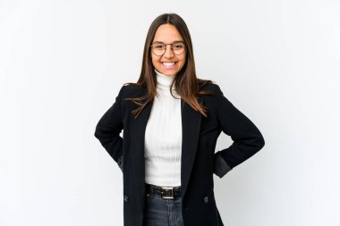 Genç melez iş kadını beyaz arka planda izole edilmiş mutlu, güler yüzlü ve neşeli.