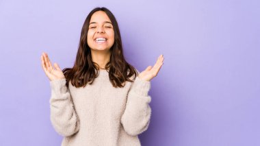 Genç, Latin kökenli, neşeli, neşeli bir kadın. Mutluluk kavramı.