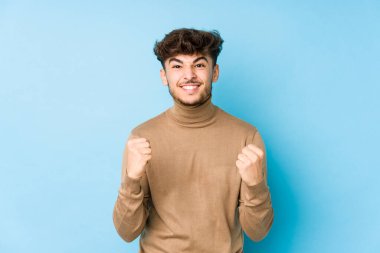 Genç Arap adam, neşeli, tasasız ve heyecanlı bir şekilde izole edildi. Zafer konsepti.