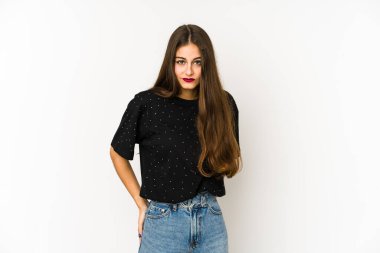 Beyaz arka planda soyutlanmış beyaz bir kadın üzgün, ciddi bir yüz, mutsuz ve hoşnutsuz..