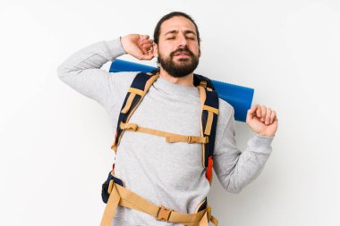 Genç bir sırt çantalı adam, beyaz bir arka planda izole edilmiş, kollarını uzatmış, rahat bir konumda..