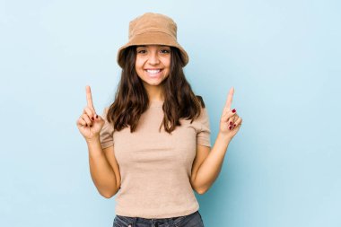 Genç, melez, Latin bir kadın. İki parmağı da boş bir alan gösteriyor..