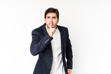 Genç iş adamı beyaz arka planda izole edilmiş bir şekilde ya sır saklıyor ya da sessizlik istiyor..