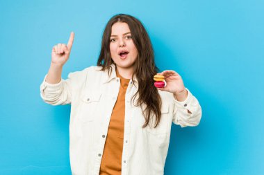 Kurabiye tutan genç kadin bir fikri var, ilham verici bir konsept..