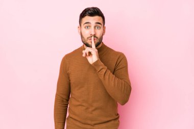 Pembe bir geçmişi olan genç beyaz bir adam bir sır saklıyor ya da sessizlik istiyor..