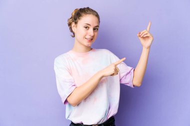 Mor arka planda beyaz bir kadın dans ediyor ve eğleniyor..