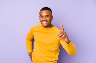 Mor arka planda izole edilmiş genç Latin bir adamın bir fikri, ilham konsepti var..