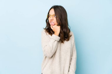 Genç, melez, İspanyol bir kadın. Kafasının arkasına dokunuyor, düşünüyor ve bir seçim yapıyor..