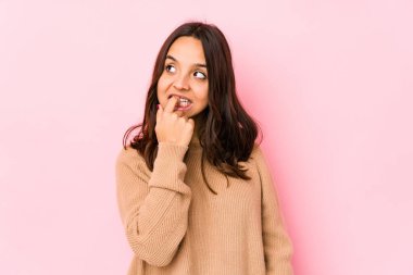 Genç, Latin kökenli, izole edilmiş bir kadın. Rahatlamış, fotokopi odasına bakan bir şey düşünüyor..