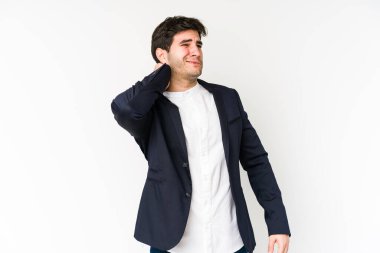 Genç iş adamı, beyaz arka planda izole edilmiş, sabit yaşam tarzından dolayı boyun ağrısı çekiyor..