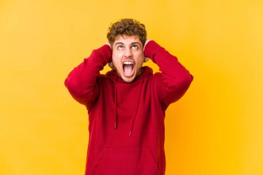  Kulaklarını ellerinle kapayarak yüksek sesli sesler duymamaya çalış..