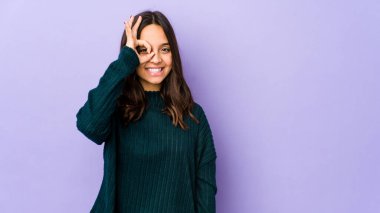 Genç, Latin kökenli, heyecanlı bir kadın. Gözünü dört aç..