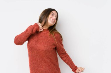 Yalnız poz veren beyaz bir kadın.