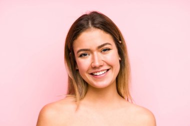 Kafkasyalı genç bir kadın yüzü kapalı.