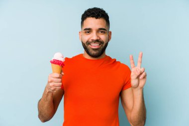Dondurma tutan genç latin adam iki numarayı parmaklarıyla gösterdi..