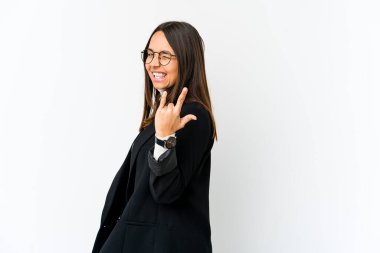 Beyaz arka planda izole edilmiş genç melez iş kadını parmaklarıyla taş hareketi gösteriyor.