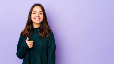 Genç, melez İspanyol kadın kendini izole edip gülümsüyor ve başparmağını kaldırıyor.