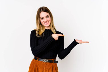 Beyaz arka planda izole edilmiş beyaz tenli genç bir kadın, elinde bir fotokopi alanı tutarken heyecanlanıyor..