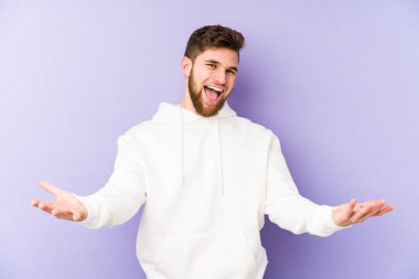 Mor arka planda izole edilmiş beyaz bir genç hoş bir yüz ifadesi sergiliyor..