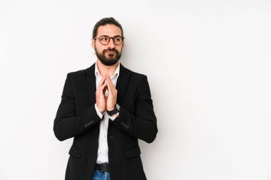 Kafkasyalı genç bir iş adamı, beyaz bir arka planda izole edilmiş, bir fikir üretiyor..