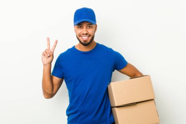 Genç Güney Asyalı teslimatçı iki numarayı parmaklarıyla gösteriyor..