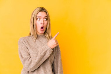 Sarışın, beyaz tenli, yalıtılmış, kenarı gösteren bir kadın.