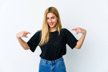 Beyaz arka planda izole edilmiş genç sarışın kadın parmakları aşağıda, olumlu hisler içinde..