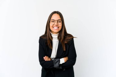 Genç melez iş kadını beyaz arka planda izole edilmiş gülüyor ve eğleniyor.