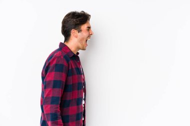 Pembe arka planda poz veren beyaz bir genç izole edilmiş bir şekilde fotokopi odasına doğru bağırıyor.