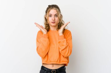 Beyaz arka plandaki beyaz kadın şaşırdı ve şok oldu..