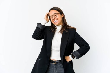 Genç melez iş kadını beyaz arka planda izole edilmiş neşeli bir şekilde gülüyor. Mutluluk kavramı.