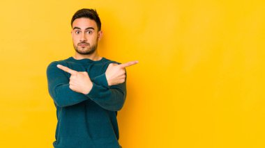 Beyaz tenli genç adam, iki seçenek arasında seçim yapmaya çalışıyor..