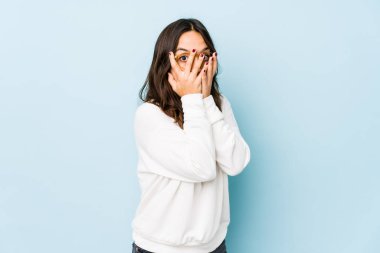 Genç, melez, İspanyol bir kadın. Göz kırp parmaklarından. Korkmuş ve gergin..