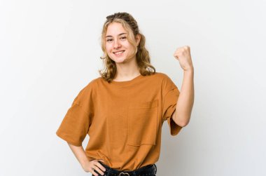 Beyaz arka planda beyaz bir kadın tasasız ve heyecanlı bir şekilde tezahürat yapıyor. Zafer konsepti.