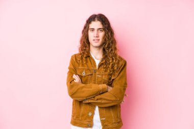 Uzun saçlı, yalnız poz veren, kendine güvenen, azimli genç bir adam..