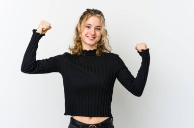 Beyaz arka planda genç beyaz bir kadın güçlü bir jest yapıyor. Kadınsı gücün sembolü.