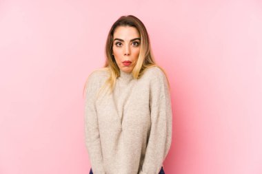 Soyutlanmış bir geçmişi olan orta yaşlı bir kadın omuzlarını silker ve gözleri açık kalır..