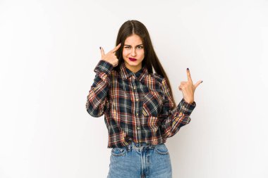 Beyaz arka planda izole edilmiş beyaz bir kadın işaret parmağıyla hayal kırıklığı jesti yapıyor..