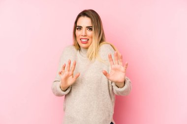 Orta yaşlı bir kadın soyutlanmış bir geçmişi var. İğrenme belirtisi gösteren birini reddediyor..