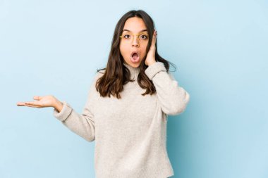 Genç melez İspanyol kadın, avuç içinde kopya yeri tutmaktan etkilendi..